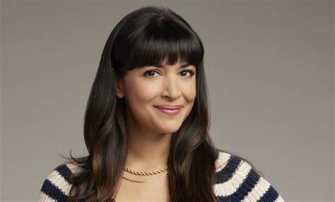 Hannah Simone Stuns in Sheer Lace Bodysuit,。